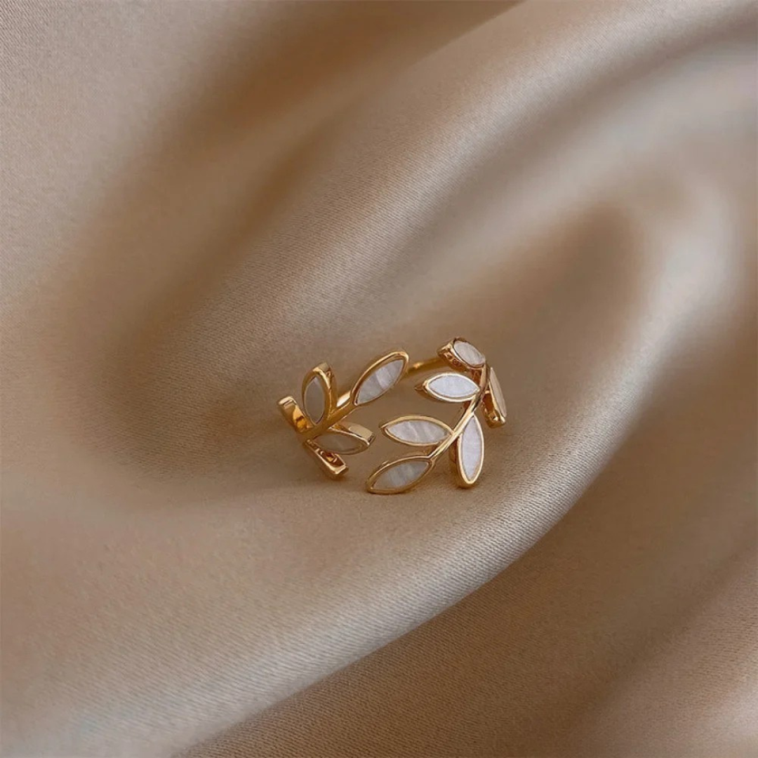 Verstelbare ring met wit opaalblad in goud