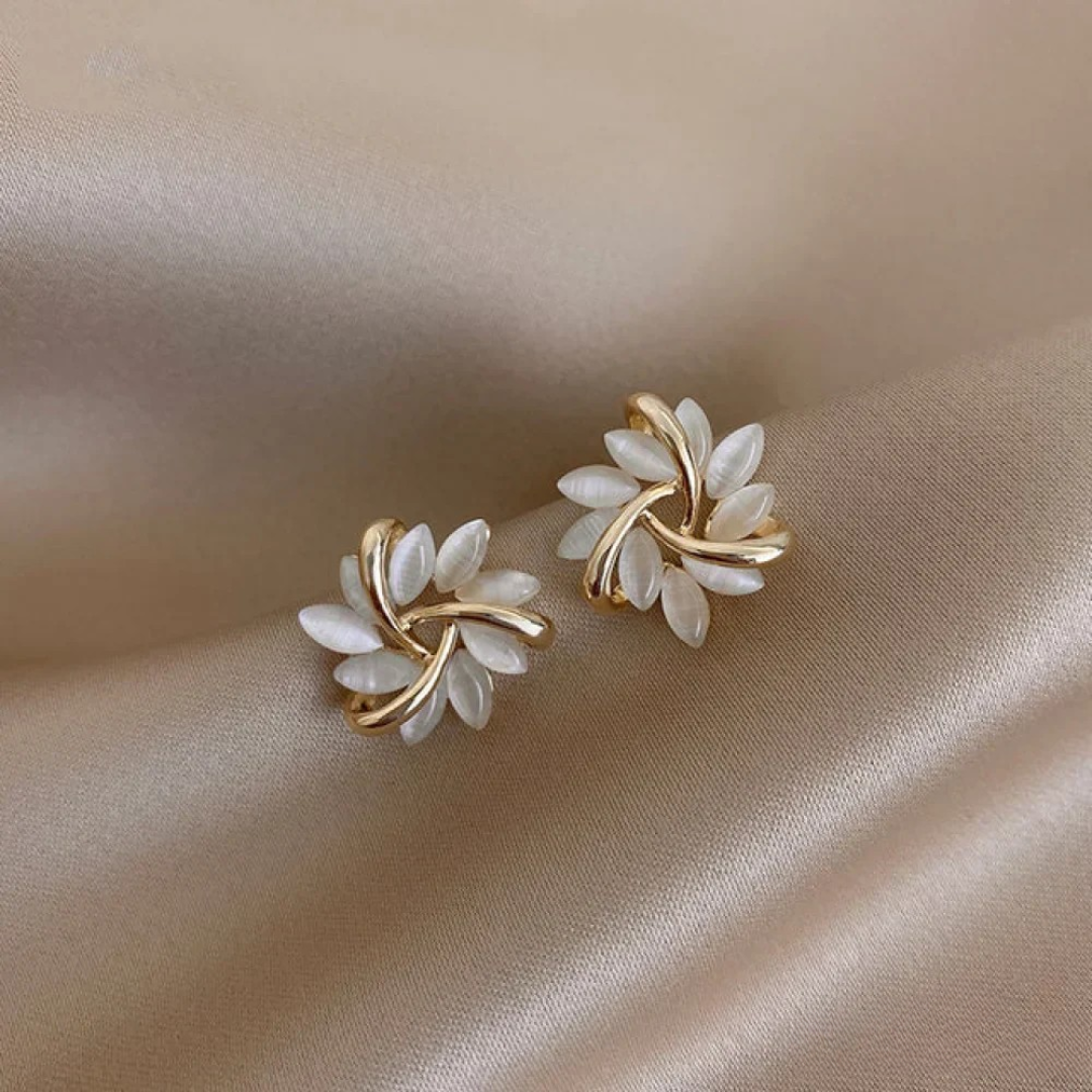 Elegante en Exquisite Opal Petal Circle Stud Oorbellen in Goud