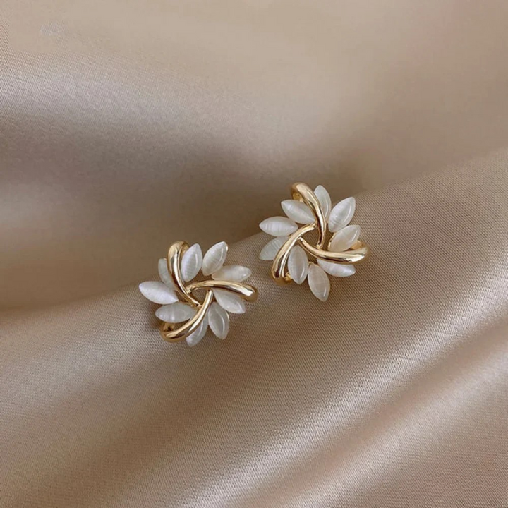 Elegante en Exquisite Opal Petal Circle Stud Oorbellen in Goud