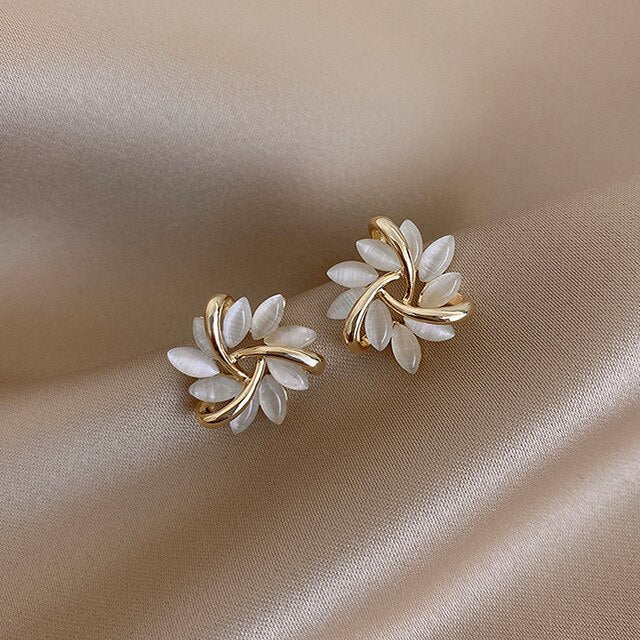 Luxe Oorbellen van Witte Opaal in Goud